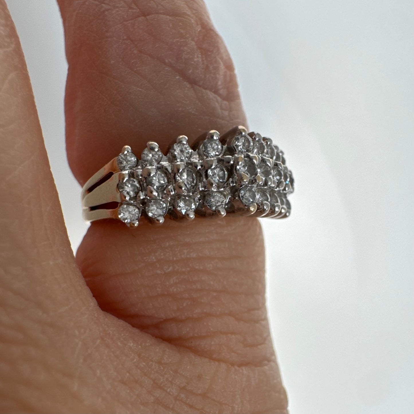 טבעת זהב צהוב 14 קראט משובצת שורות של יהלומים עגולים.