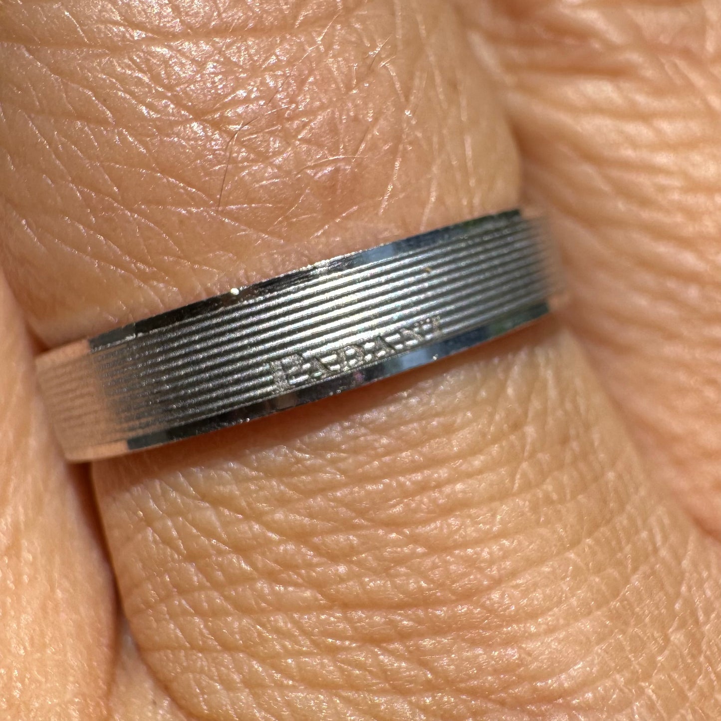 טבעת זהב לבן 18 קראט בעיצוב מינימליסטי עם חריצים דקים לרוחב, של המותג ״פדני״