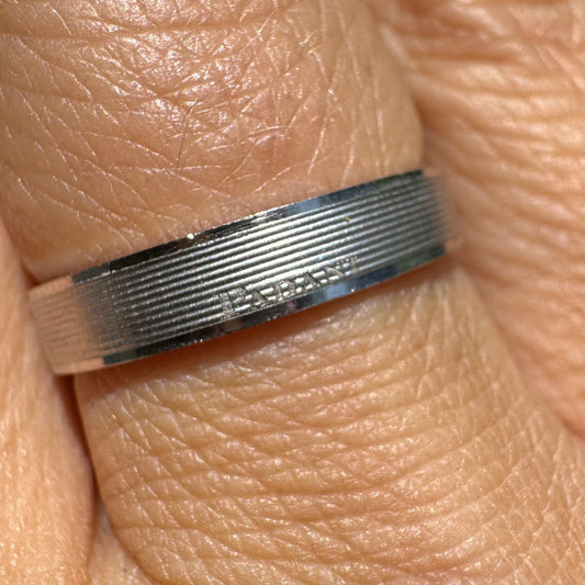 טבעת זהב לבן 18 קראט בעיצוב מינימליסטי עם חריצים דקים לרוחב, של המותג ״פדני״