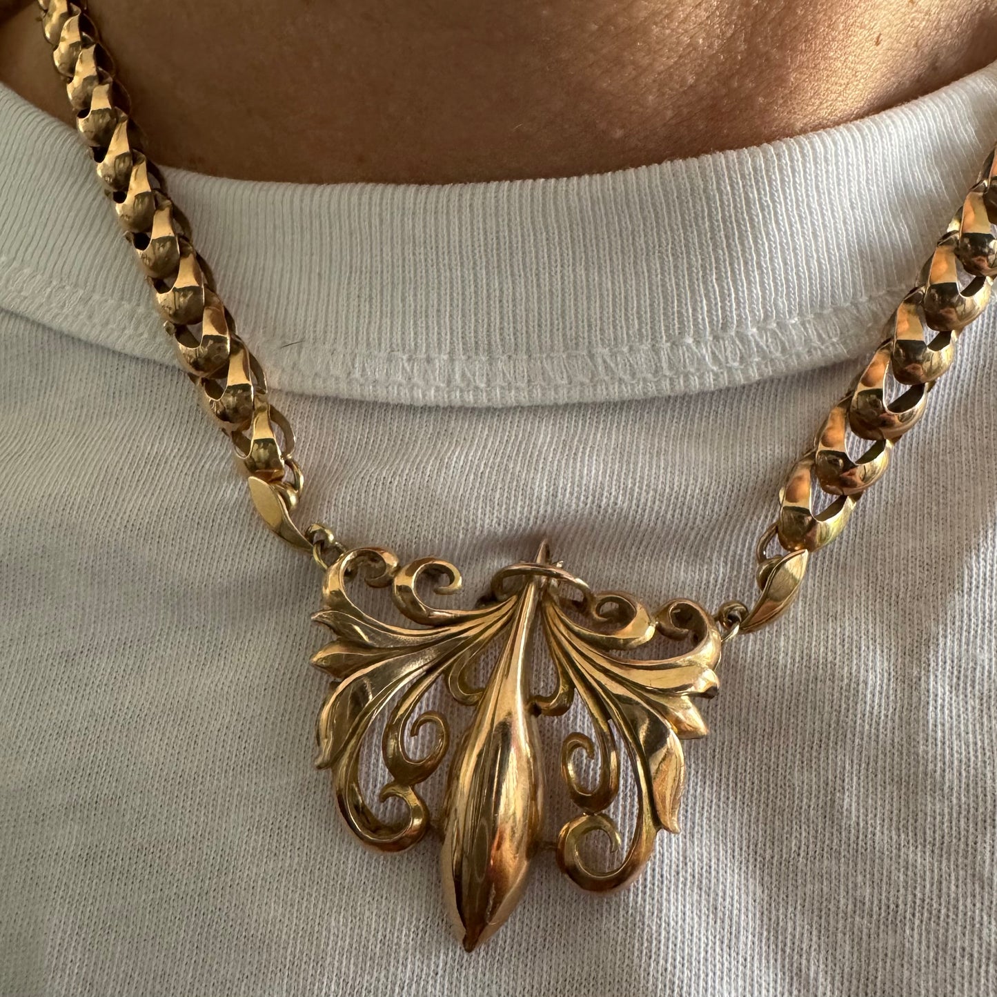 שרשרת זהב 14 קראט בעלת עיטור פלר דה ליס (Fleur-de-lis) אמנותי, המעוצב בקווים מעוגלים של עלי שושן בסגנון אר נובו.