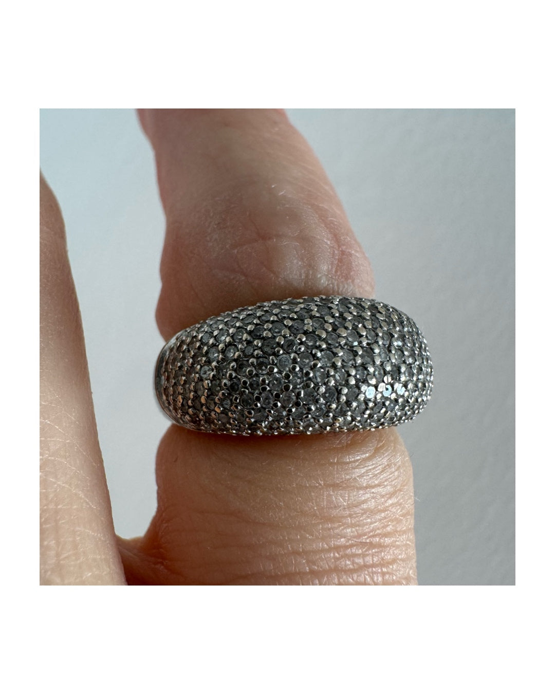 טבעת זהב לבן 14 קראט בעיצוב כיפה רחבה, משובצת יהלומים זעירים בשיבוץ פאבה צפוף.