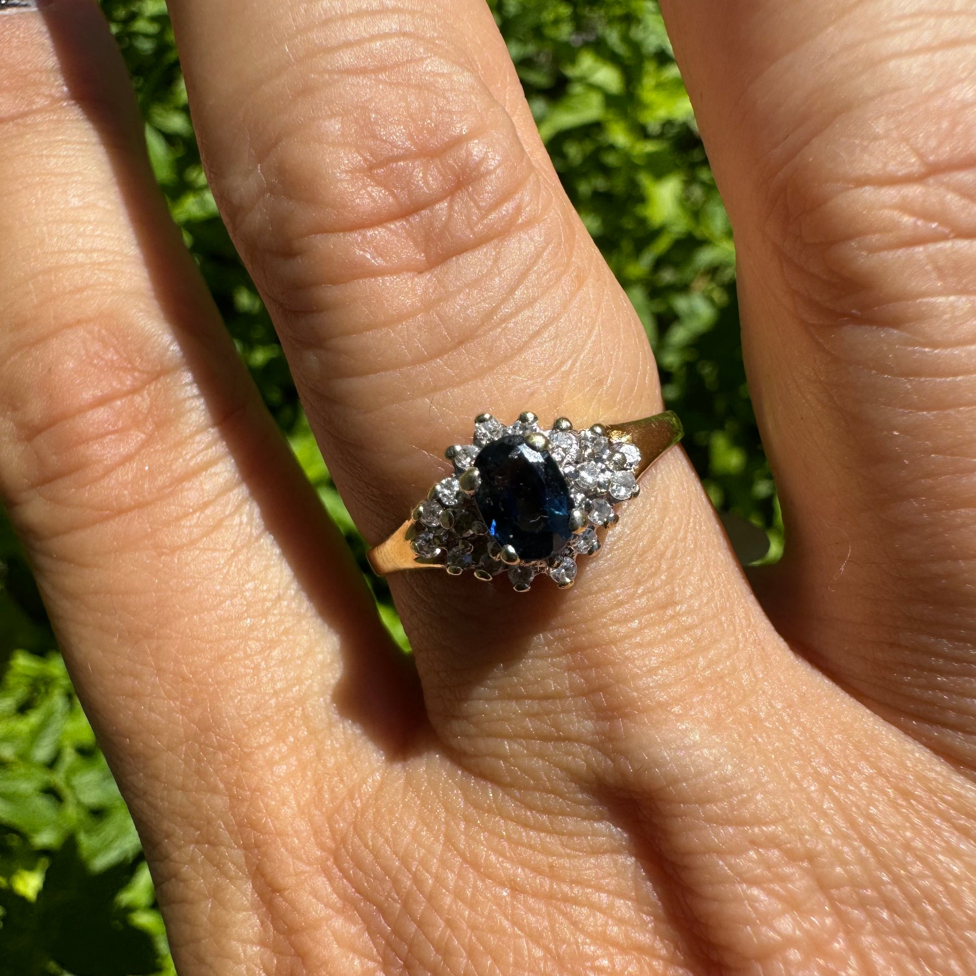 טבעת זהב צהוב 14 קראט משובצת אבן ספיר ויהלומים