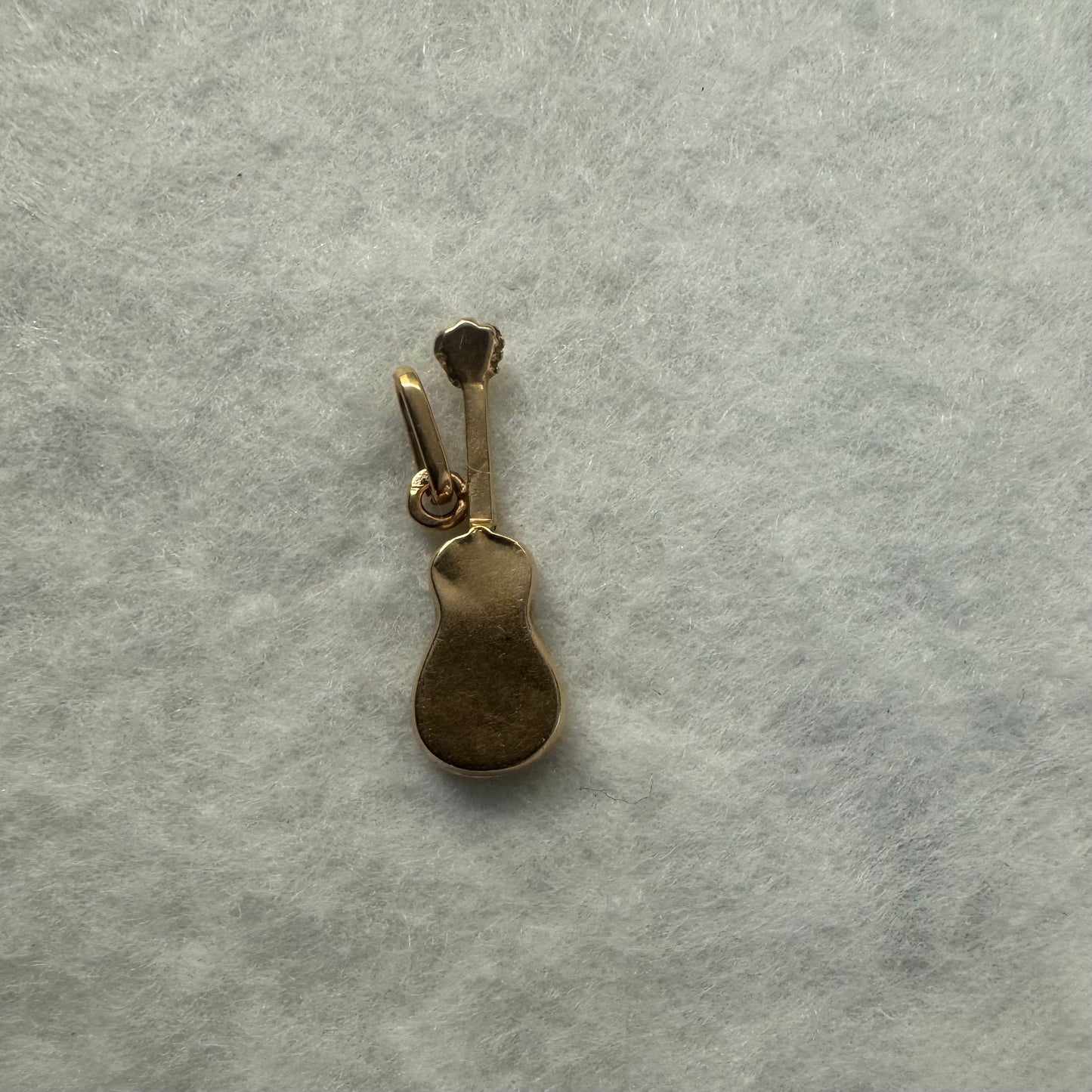 18K gold guitar pendant