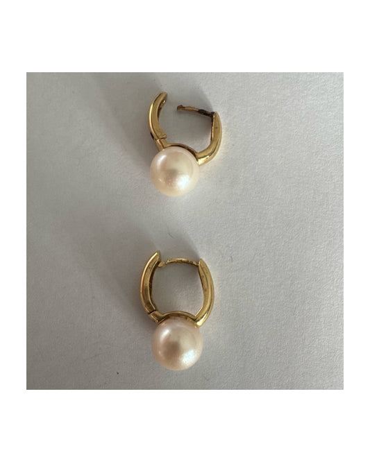 עגילי זהב צהוב 14 קראט תלויים קצרים משובצים פנינה עגולה בקצה