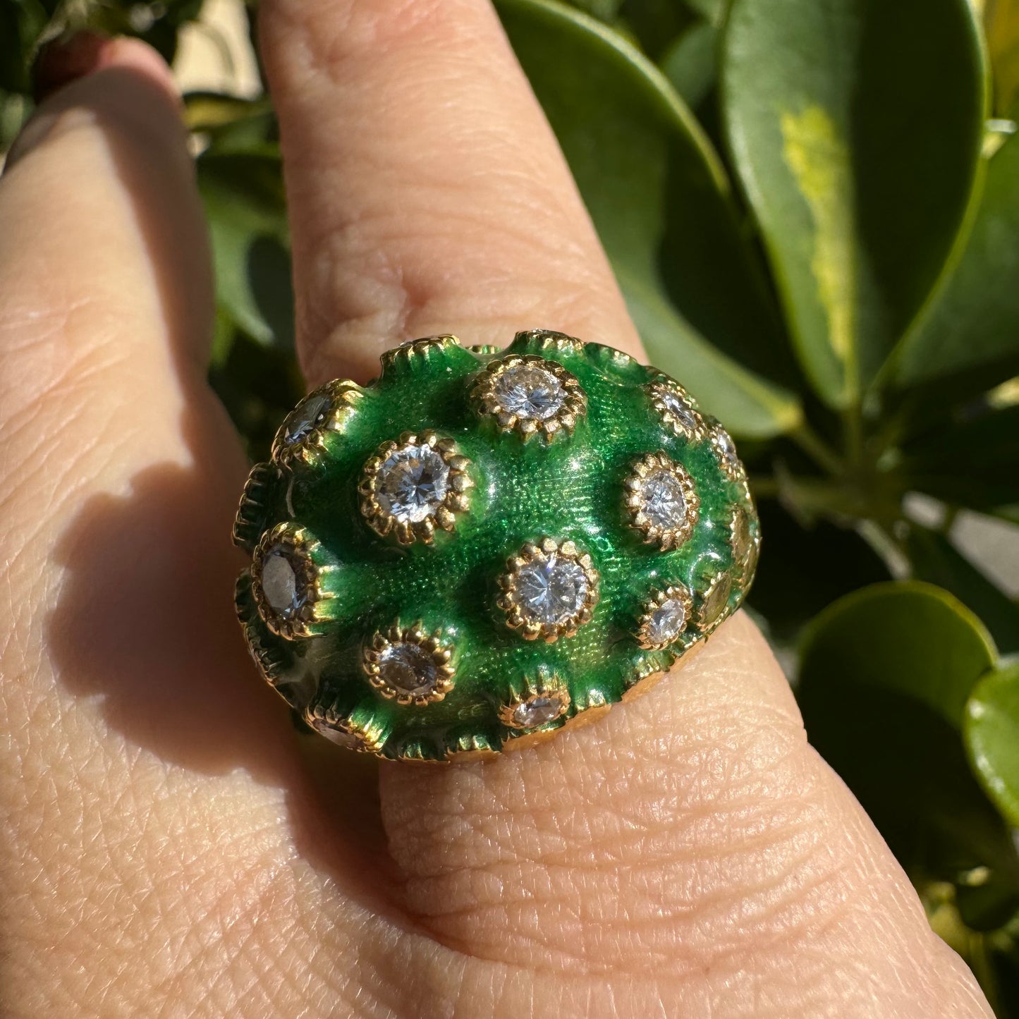 18K gold ring set with Enamel & Diamonds