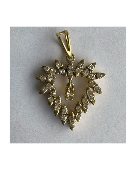 תליון זהב צהוב 14 קראט בצורת לב, משובץ יהלומים בסידור עדין היוצר מראה עשיר ומלא ברק.