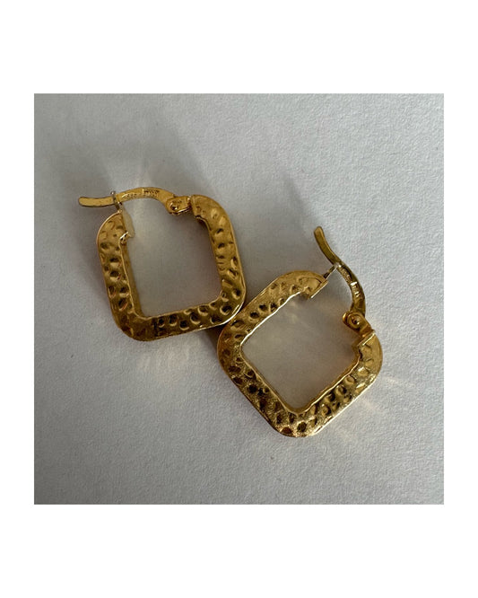 עגילי חישוק מרובעים מזהב 14 קראט בגימור מחוספס ומטאלי. 