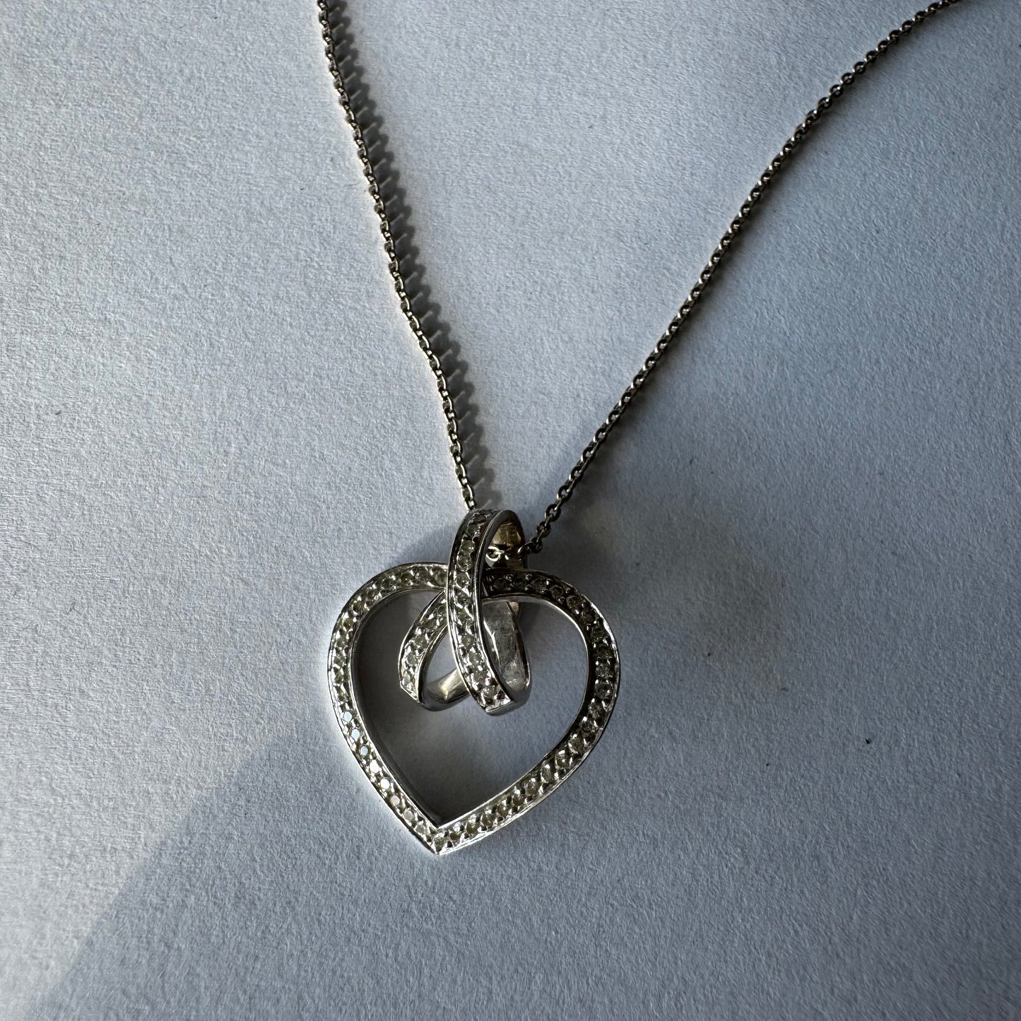 שרשרת ותליון לב זהב לבן 14 קראט משובץ יהלומים נוצצים.