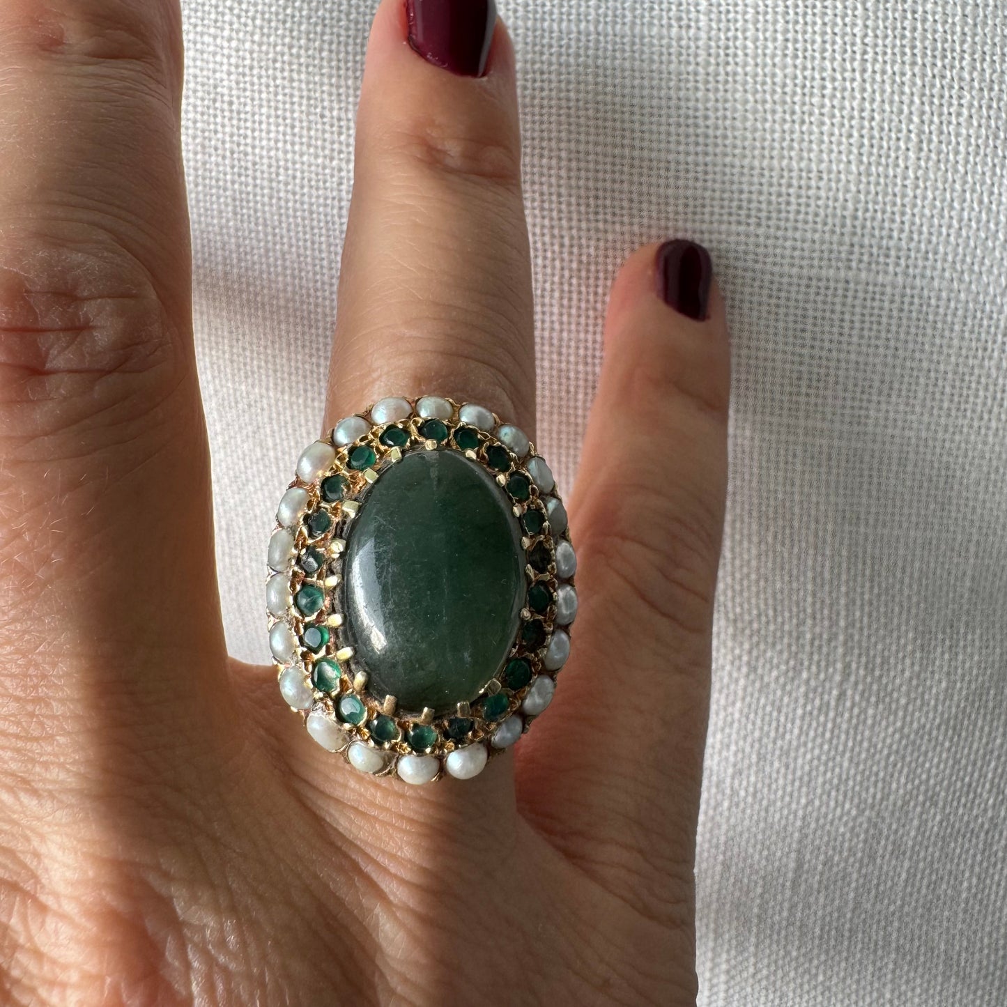 טבעת זהב צהוב 14 קראט משובצת אבן ג׳ייד (ירקן) בצבע ירוק, אבני אמרלד מסביב ופנינים