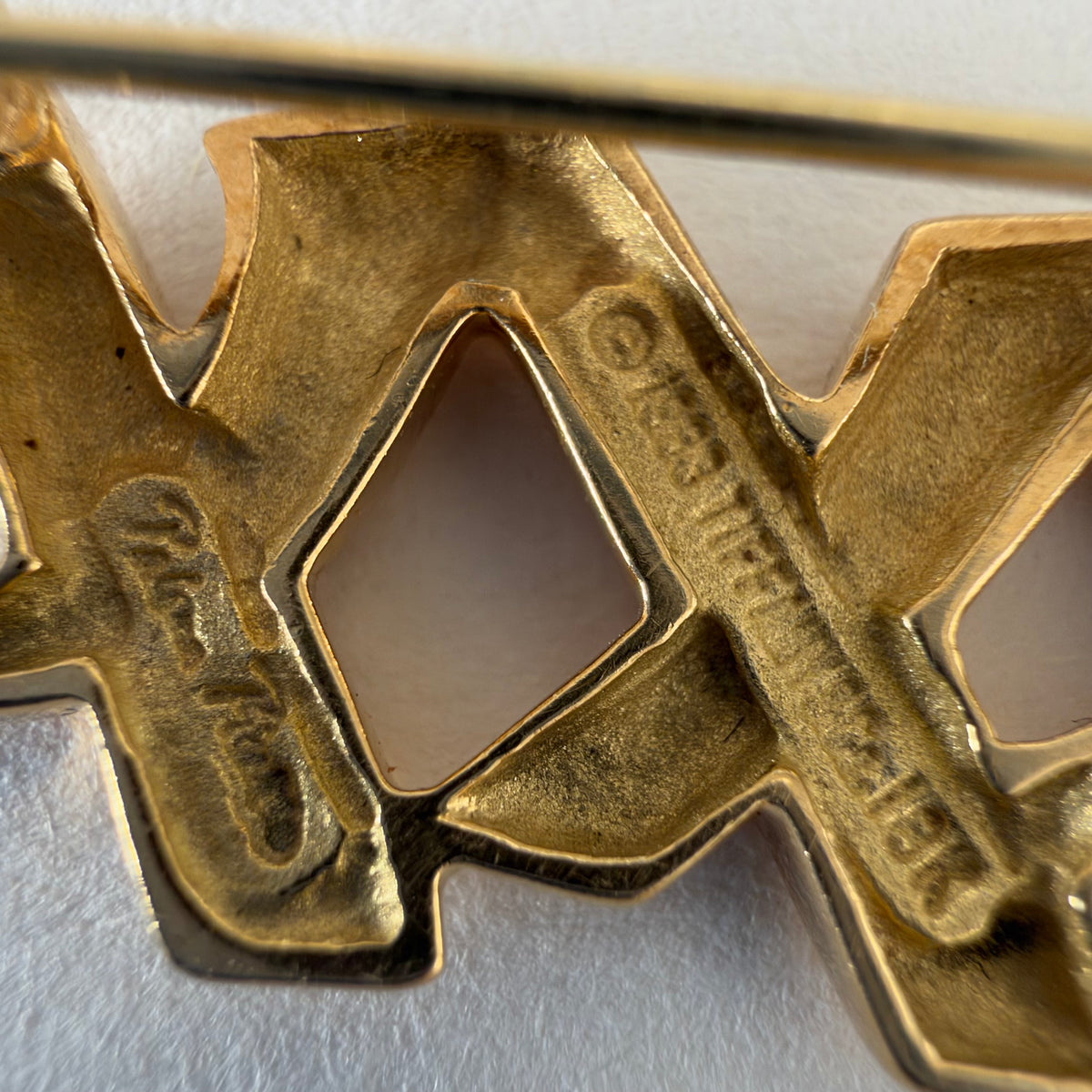 סיכת דש זהב 18 קראט של בית היוקרה Tiffany & Co., בעיצובה של פאלומה פיקאסו, מקולקציית Graffiti האייקונית.