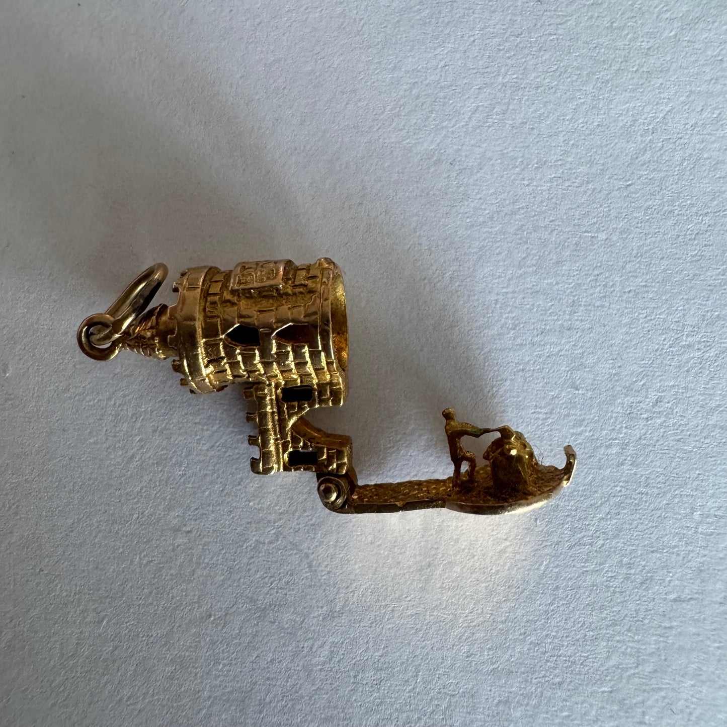 תליון זהב 9 קראט נדיר וייחודי, המהווה העתק פיסולי מפורט של ה-Bloody Tower (המגדל העקוב מדם) המפורסם ממצודת לונדון. התליון מעוצב בתלת-ממד (3D) עם טקסטורת לבנים מפורטת, צריחים, וחריטה של שם המגדל בגבו.