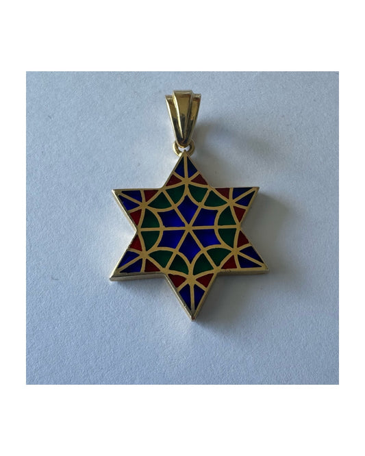 תליון מגן דוד מרהיב מזהב 14 קראט המעוצב בדוגמה גיאומטרית מרשימה בהשראת אמנות פסיפס ויטראז’.