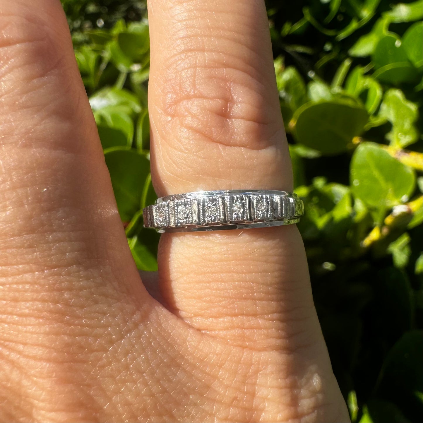 טבעת זהב לבן 18 קראט משובצת יהלומים