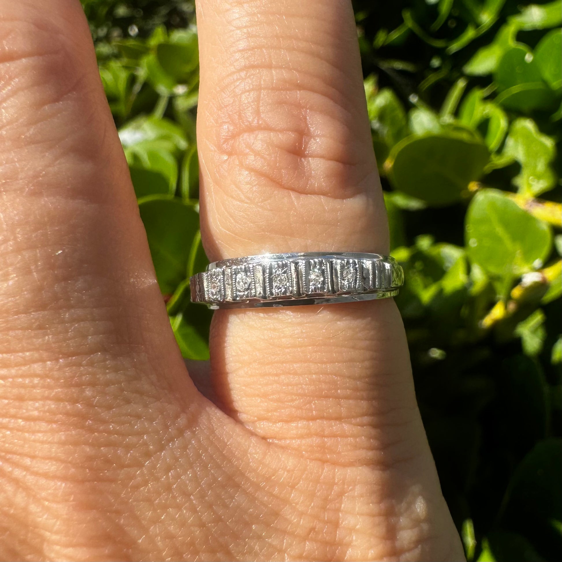 טבעת זהב לבן 18 קראט משובצת יהלומים