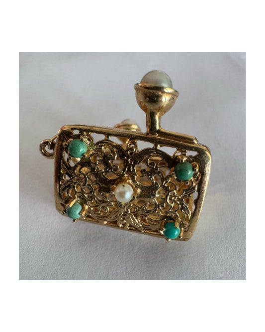 תליון זהב צהוב 14 קראט, בעבודת פיליגרן עדינה ומרהיבה עם דוגמת תחרה ייחודית.