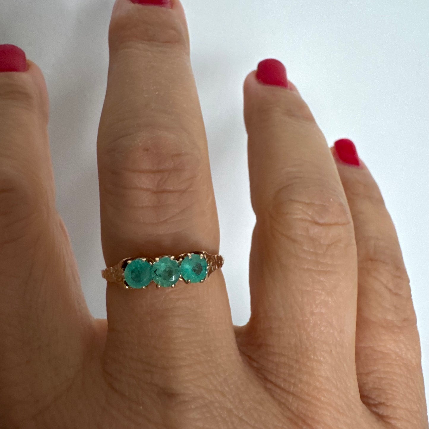טבעת זהב 9 קראט המשובצת שלוש אבני אמרלד.