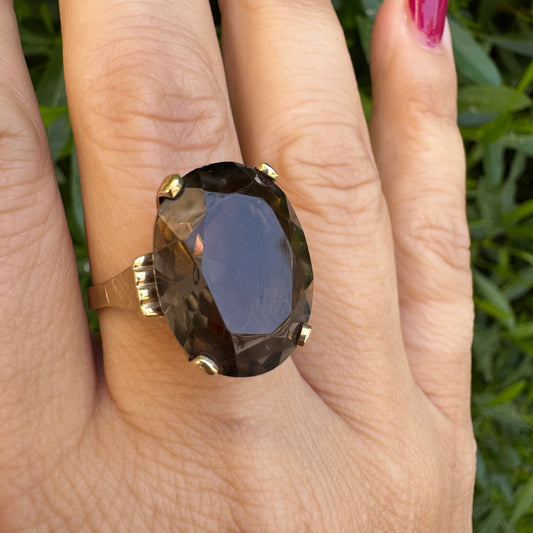 טבעת זהב צהוב 14 קראט משובצת אבן סמוקי קוורץ בגוון חום עמוק ומסתורי.
