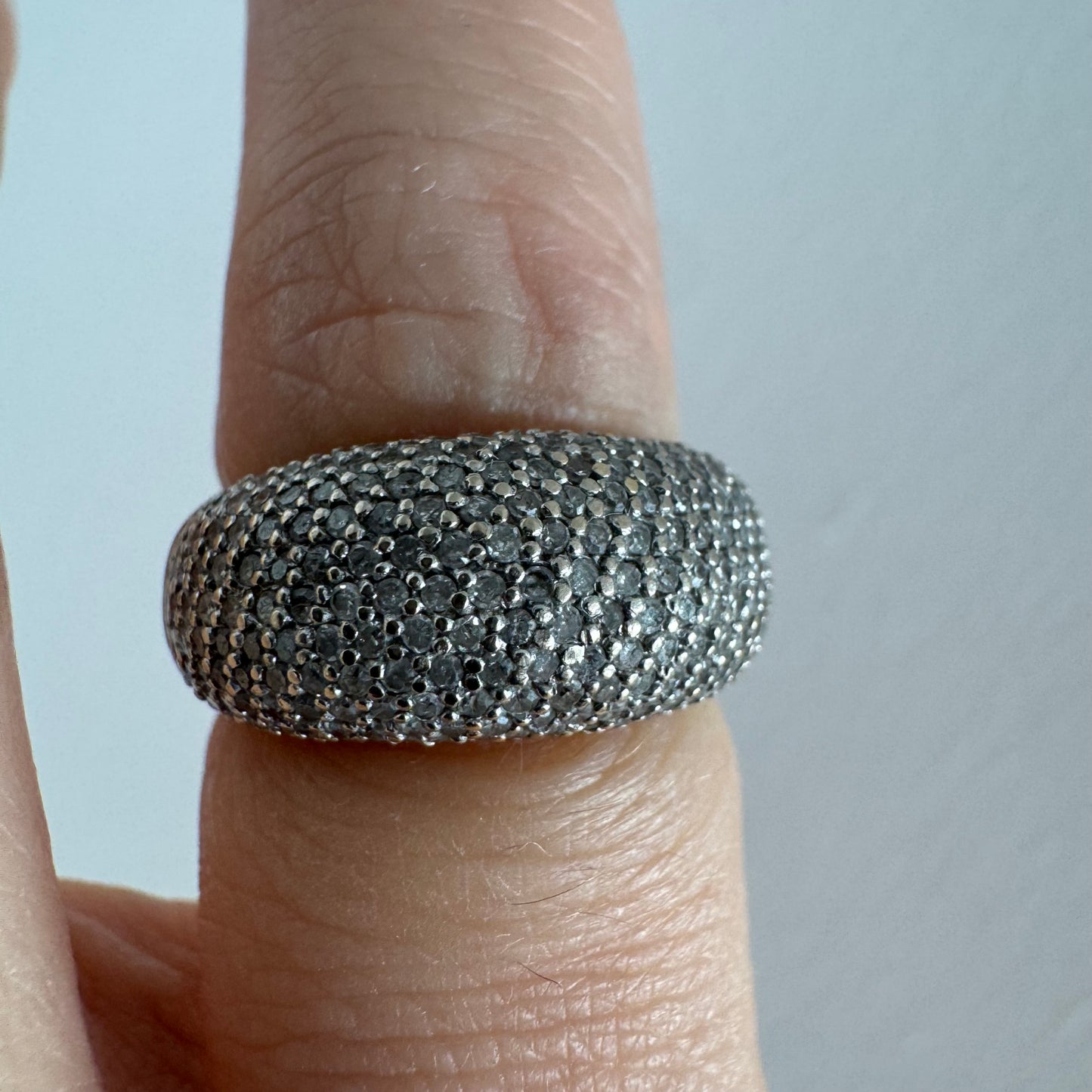 טבעת זהב לבן 14 קראט בעיצוב כיפה רחבה, משובצת יהלומים זעירים בשיבוץ פאבה צפוף.