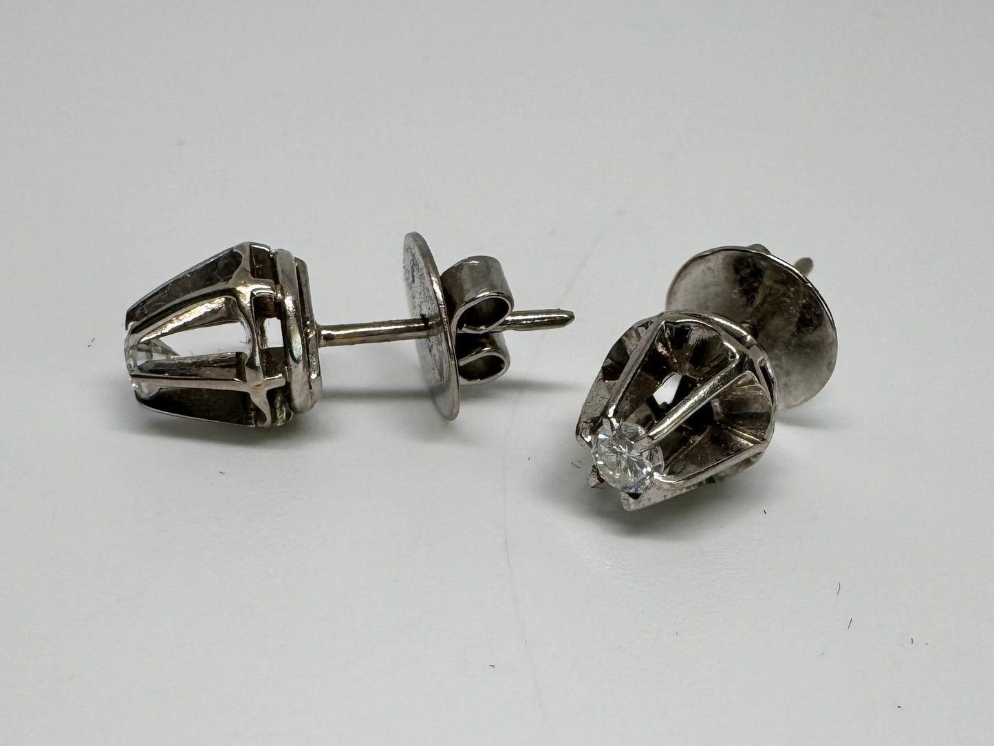 עגילי זהב 14K משובצים ביהלום מרכזי אחד