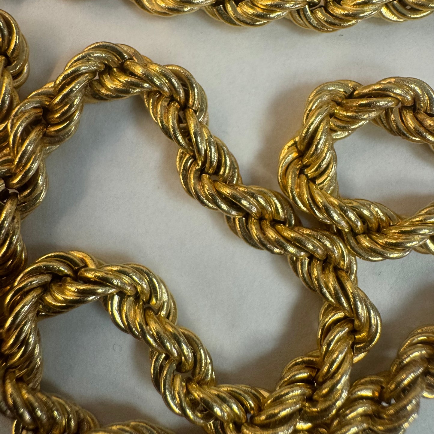 שרשרת זהב צהוב 14 קראט בדוגמת חבל (Rope Chain) עיצוב קלוע ועשיר שמחזיר את האור מכל זווית.