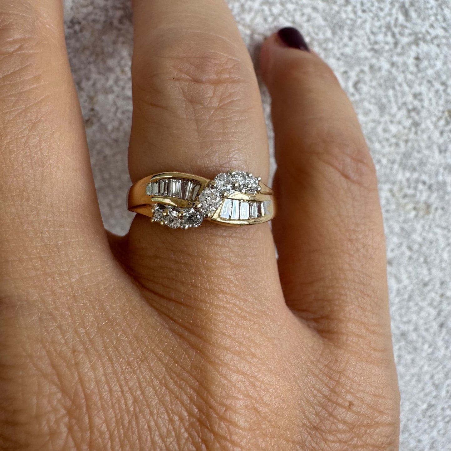 טבעת זהב צהוב 14 קראט משובצת יהלומים בחיתוך באגט ועגול.