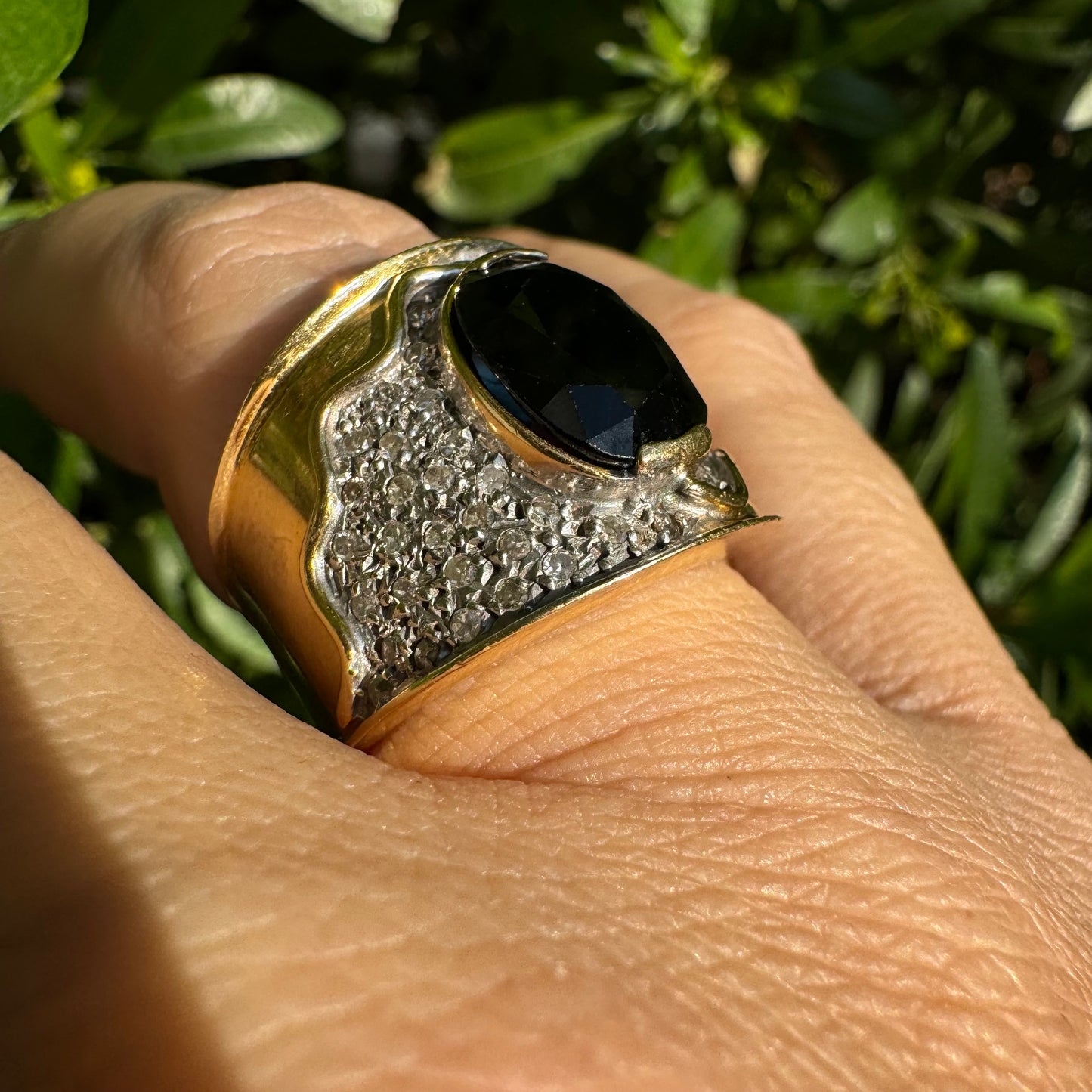 18K gold ring set with Sapphire & Diamonds