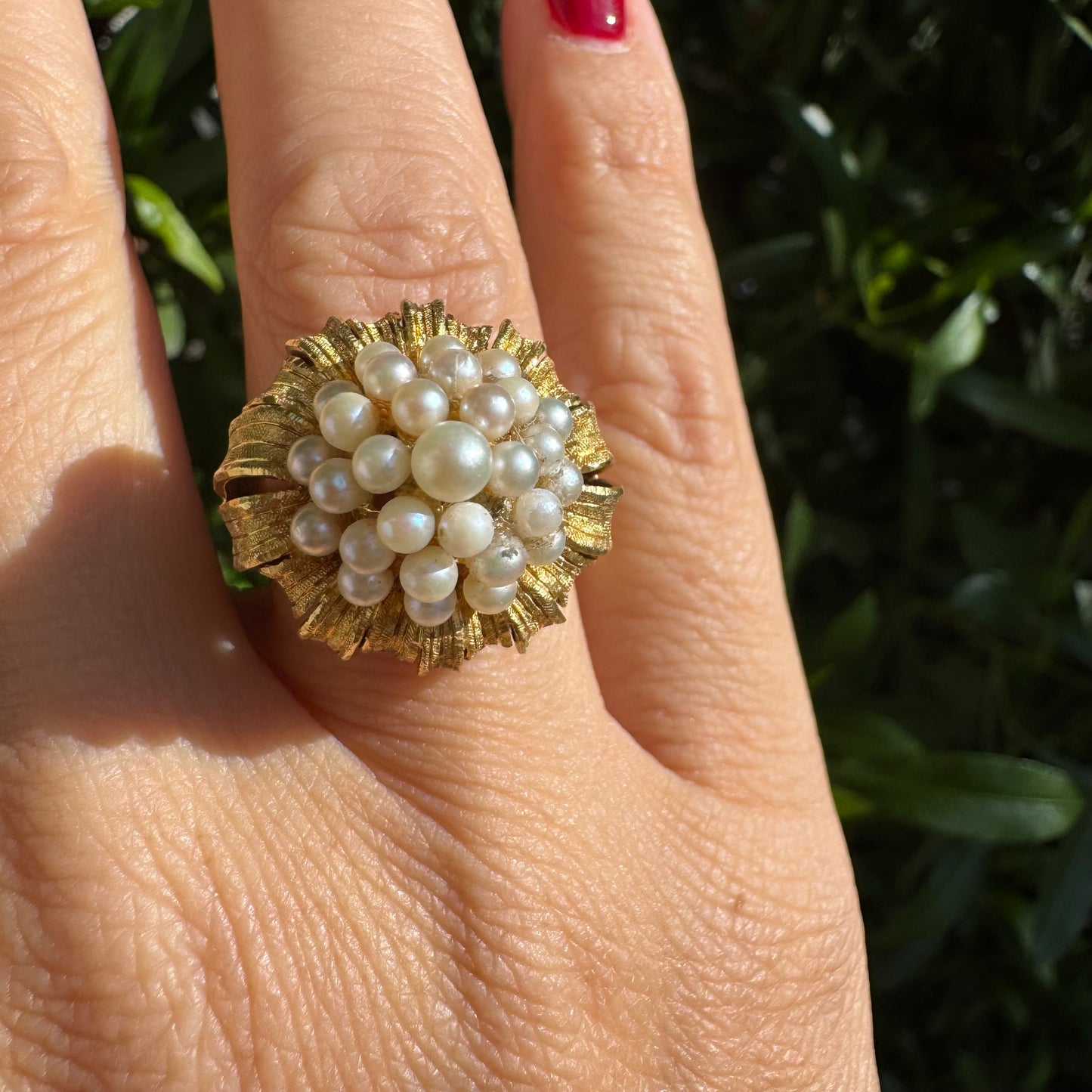 טבעת זהב צהוב 18 קראט, משובצת אשכול פנינים עדינות בעבודת יד מרשימה.