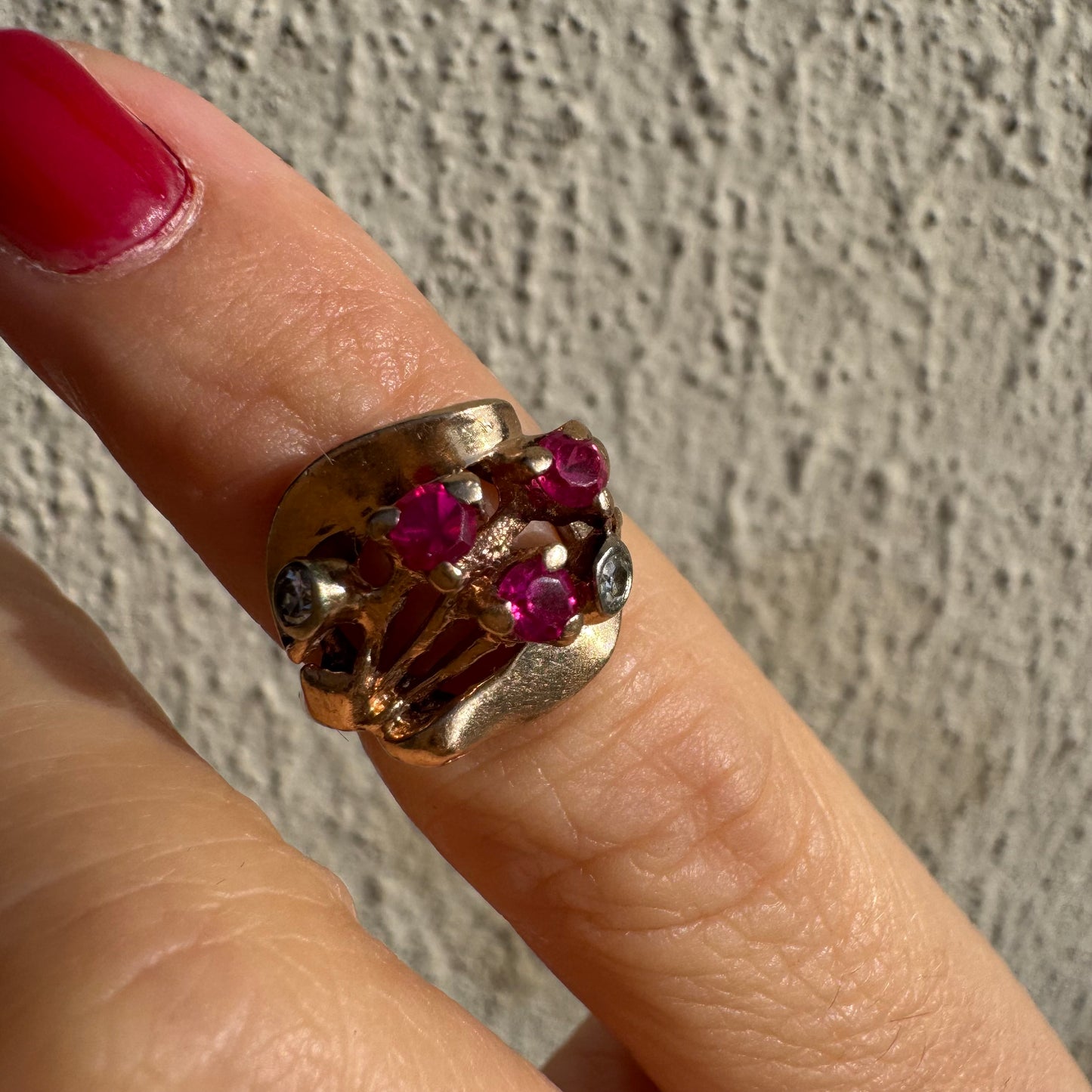 טבעת זהב צהוב 14 קראט, משובצת אבני רובי ושני יהלומים להדגשה, בעיצוב פיסולי ומלא אופי.