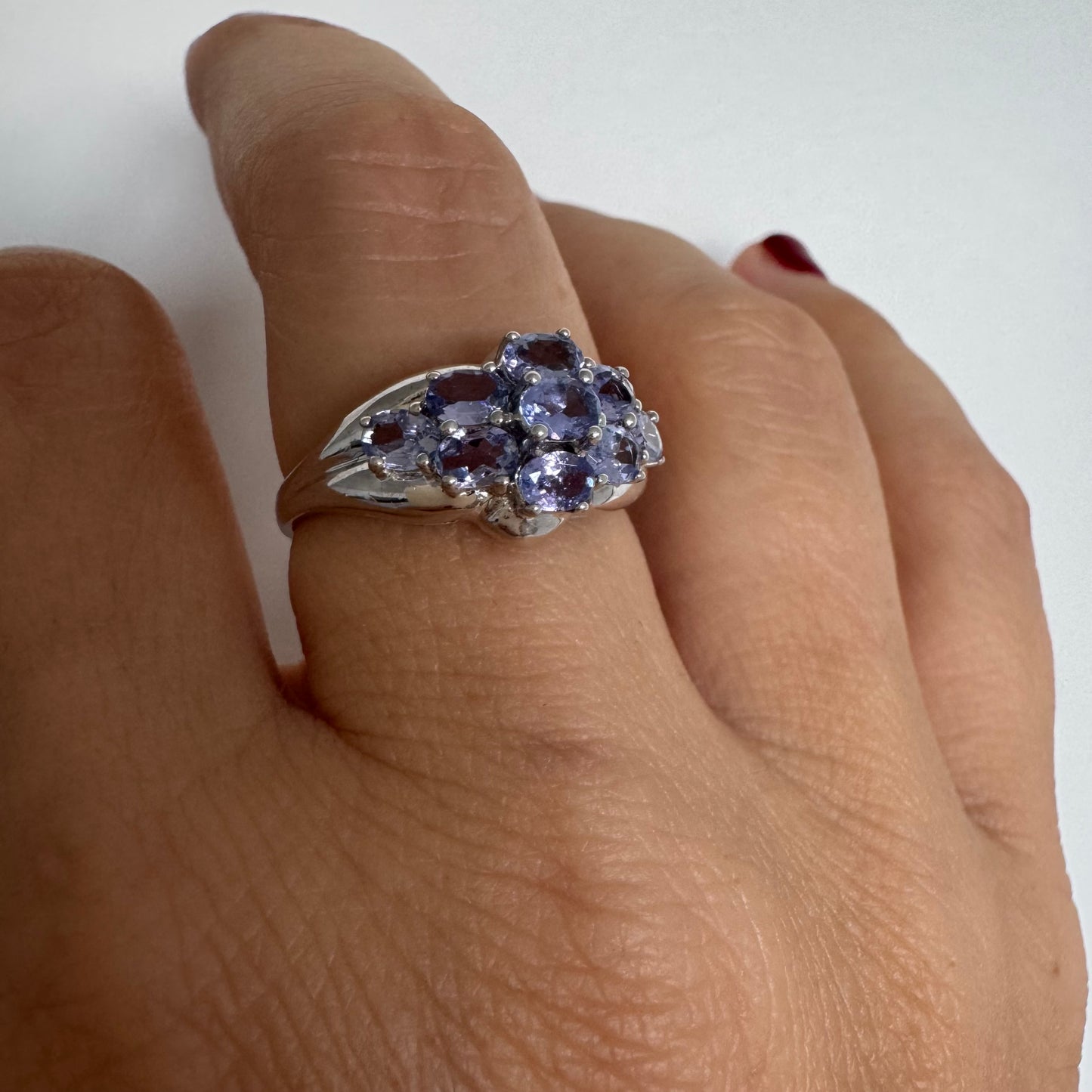 טבעת זהב לבן 14 קראט משובצת אבני אמטיסט בצבע סגול בהיר