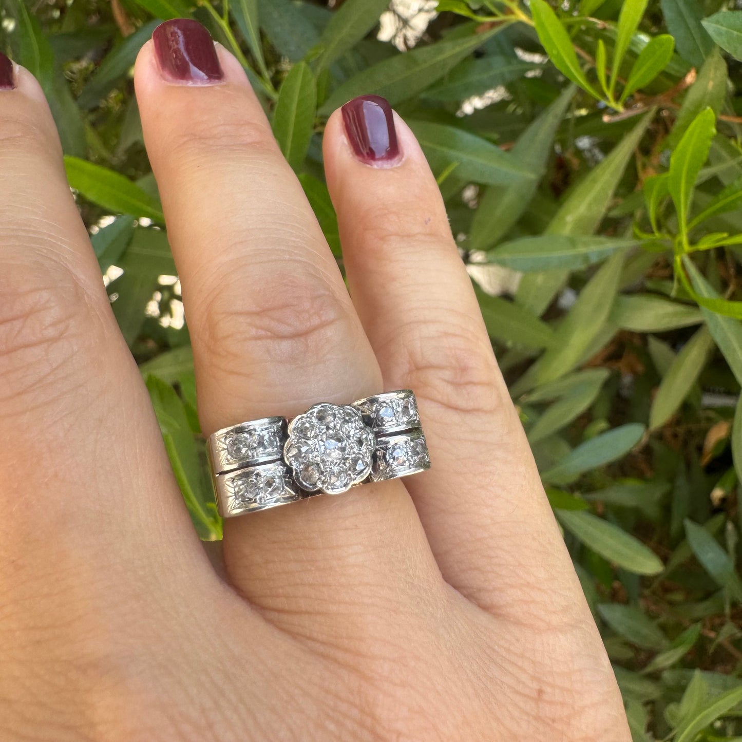 18K gold ring featuring a flower-shaped design set with antique Diamonds