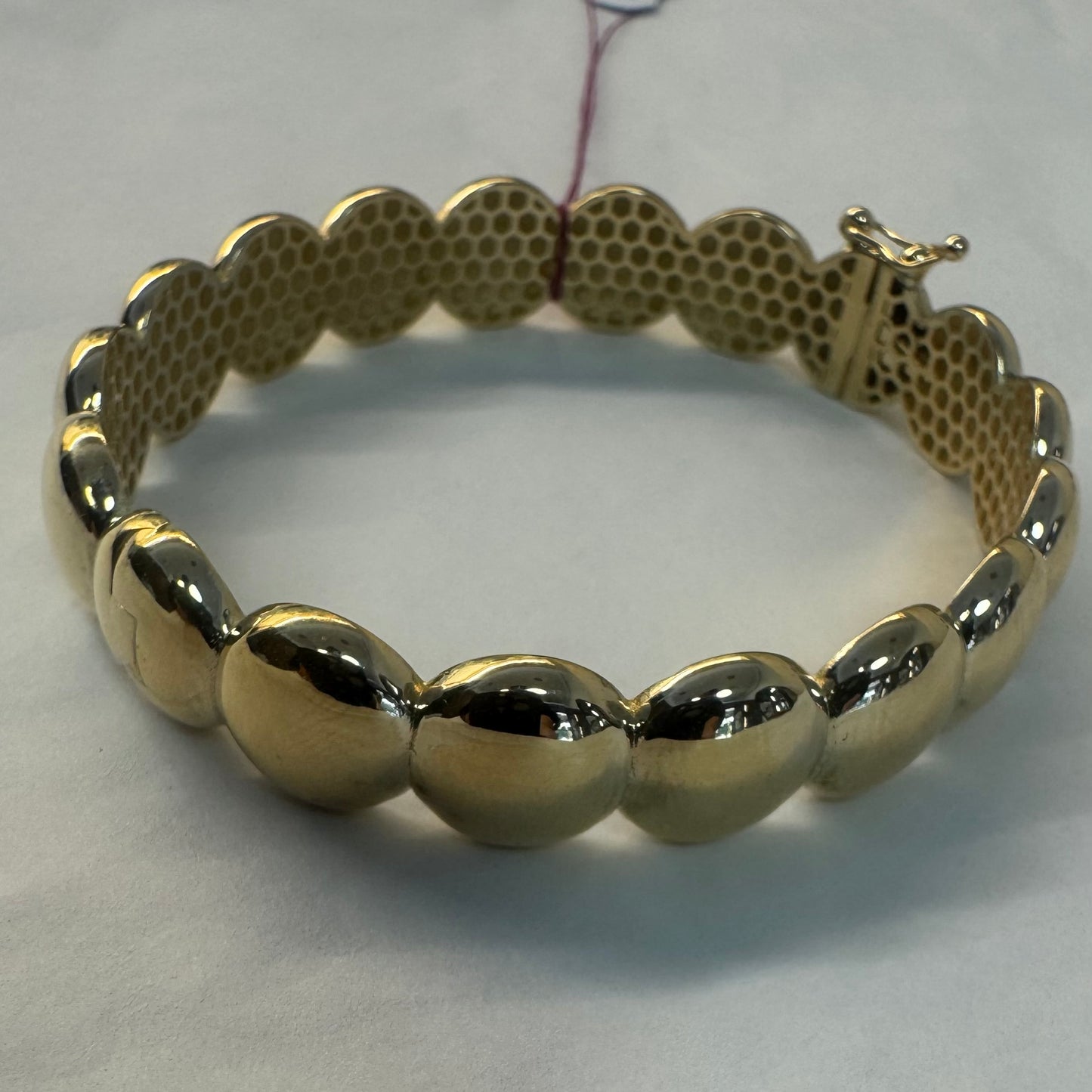 צמיד זהב צהוב 14 קראט קשיח עם חוליות עגולות, שטוחות ומבריקות, בעיצוב מינימליסטי אך בולט.