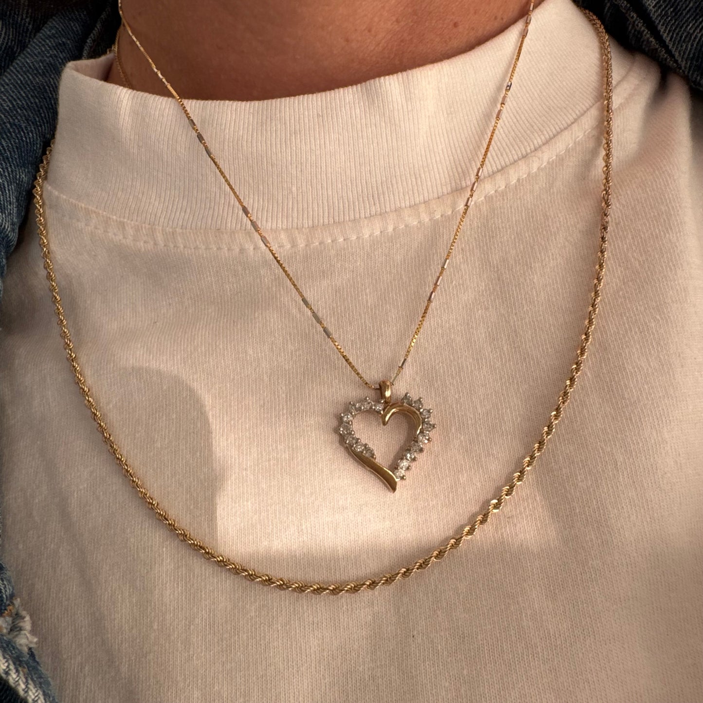 תליון לב זהב צהוב 14 קראט, משובץ יהלומים עדינים בעיצוב וינטג’ רומנטי. 