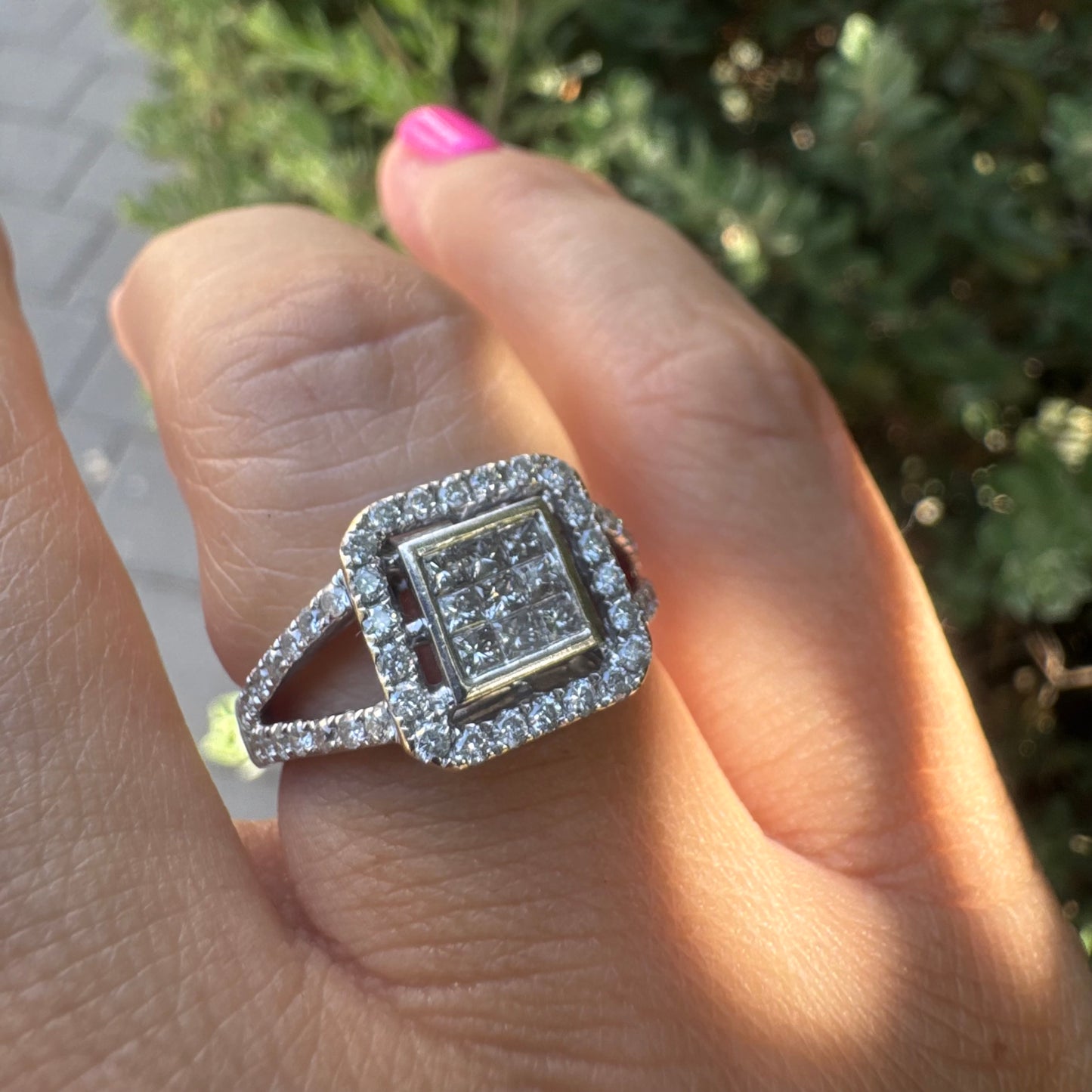 18K gold ring set with Diamonds in various cuts