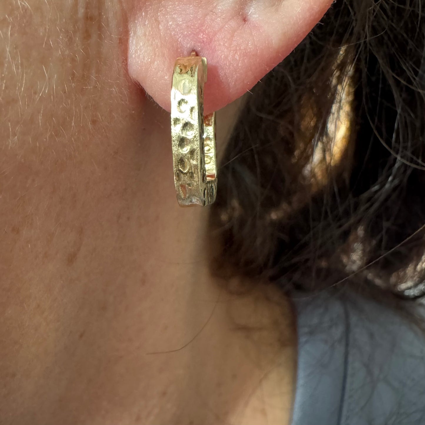 עגילי חישוק מרובעים מזהב 14 קראט בגימור מחוספס ומטאלי. 