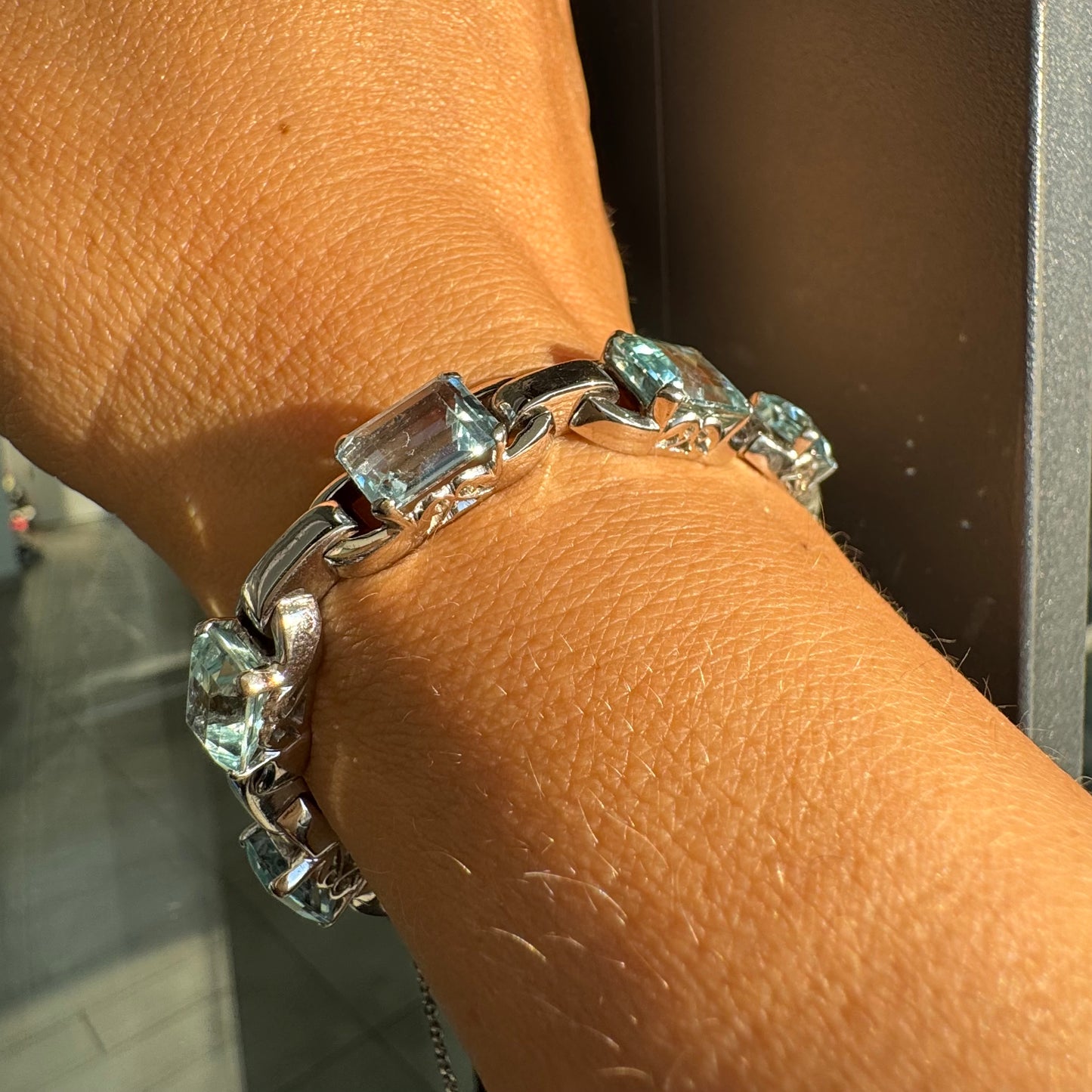 צמיד זהב לבן 18 קראט משובץ אבני אקוומרין בחיתוך אמרלד – אלגנטי, זוהר ועל-זמני.