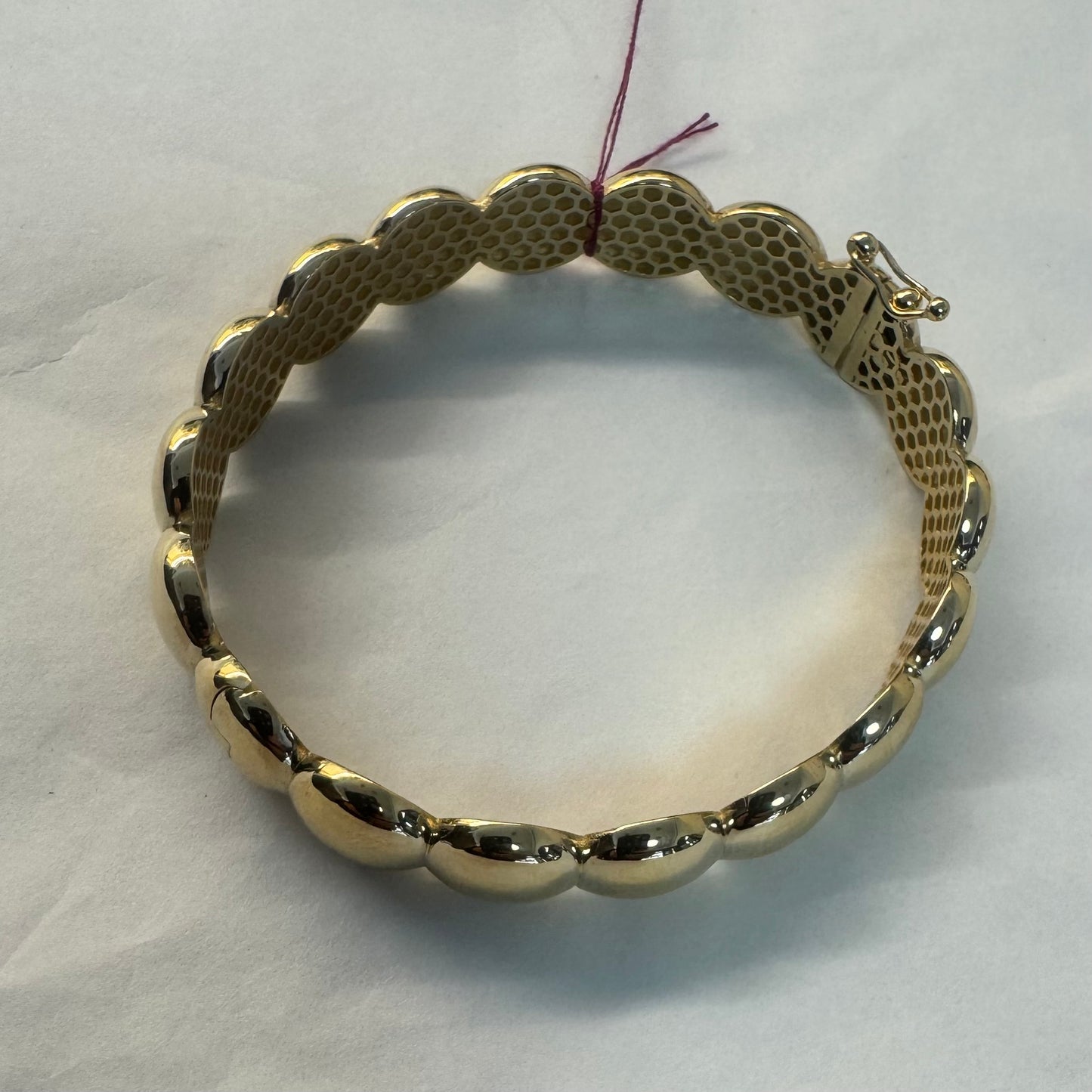 צמיד זהב צהוב 14 קראט קשיח עם חוליות עגולות, שטוחות ומבריקות, בעיצוב מינימליסטי אך בולט.