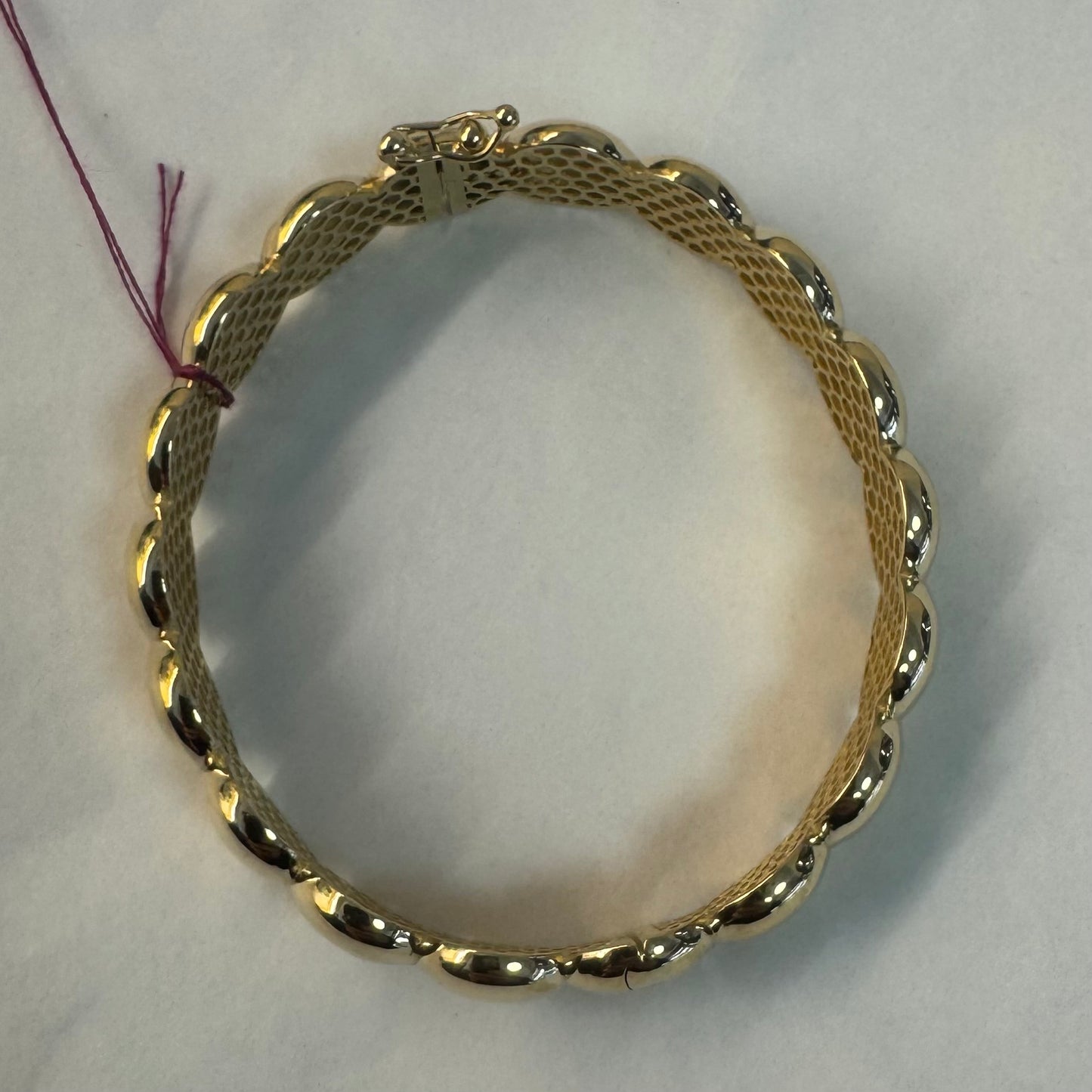 צמיד זהב צהוב 14 קראט קשיח עם חוליות עגולות, שטוחות ומבריקות, בעיצוב מינימליסטי אך בולט.