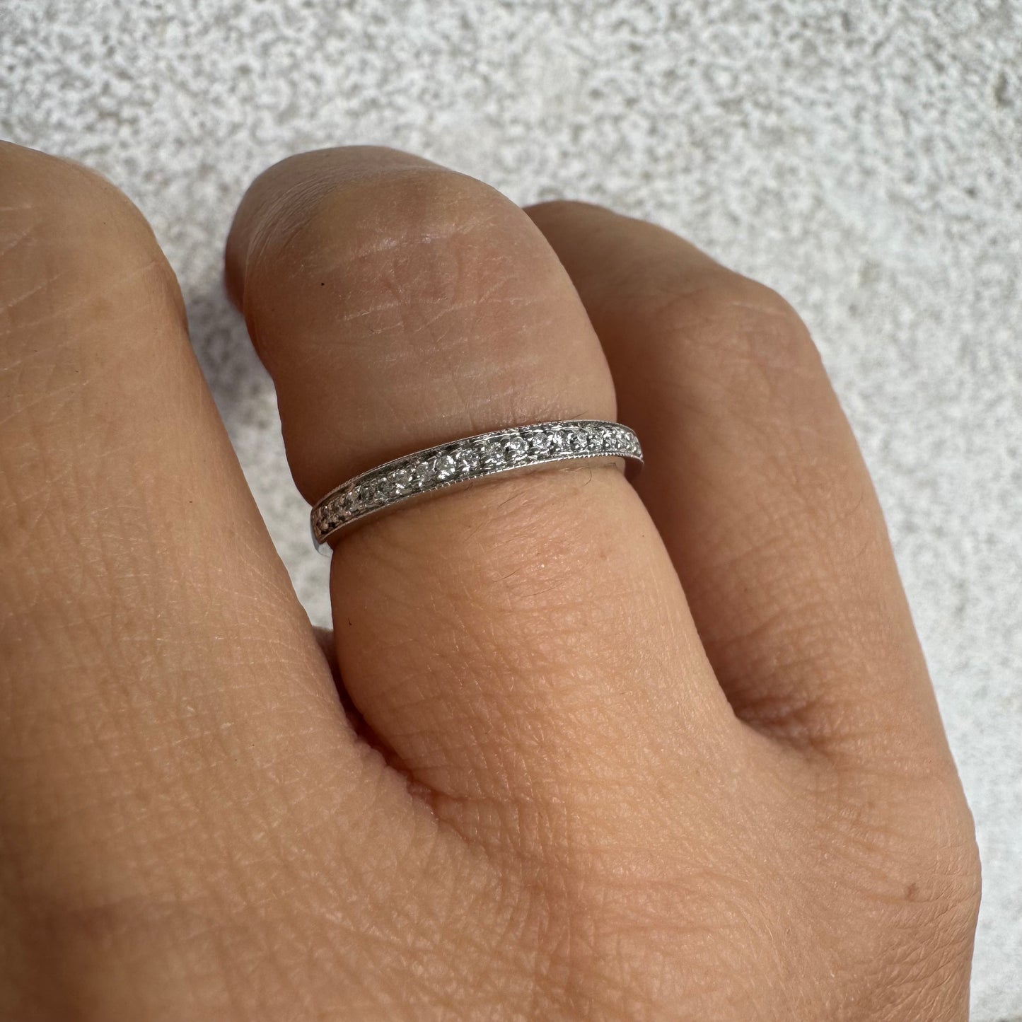 טבעת זהב לבן 14 קראט, חצי איטרניטי, משובצת יהלומים