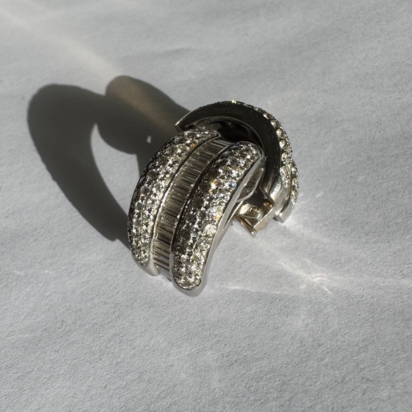 עגילי זהב לבן 18 קראט בעיצוב גאומטרי ייחודי משובצים יהלומים בחיתוכים שונים