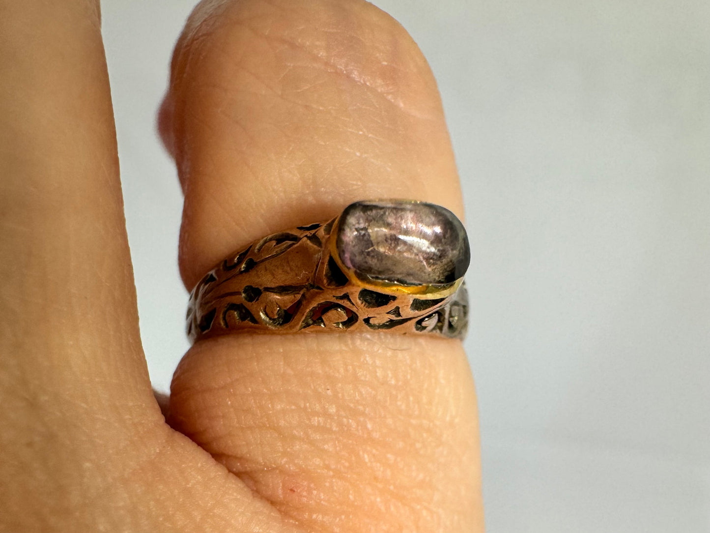 טבעת עתיקה זהב 10 קראט משובצת אבן סגולה