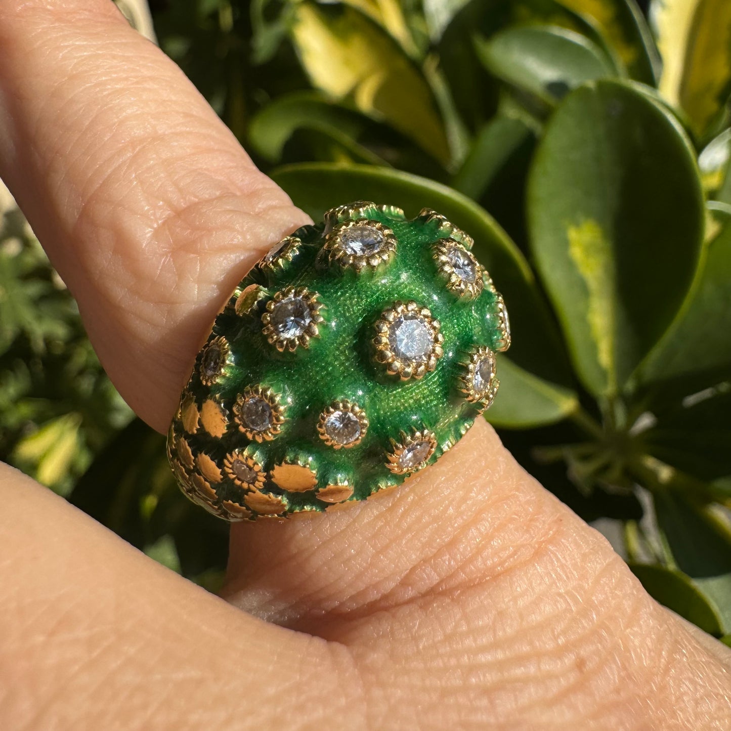 18K gold ring set with Enamel & Diamonds