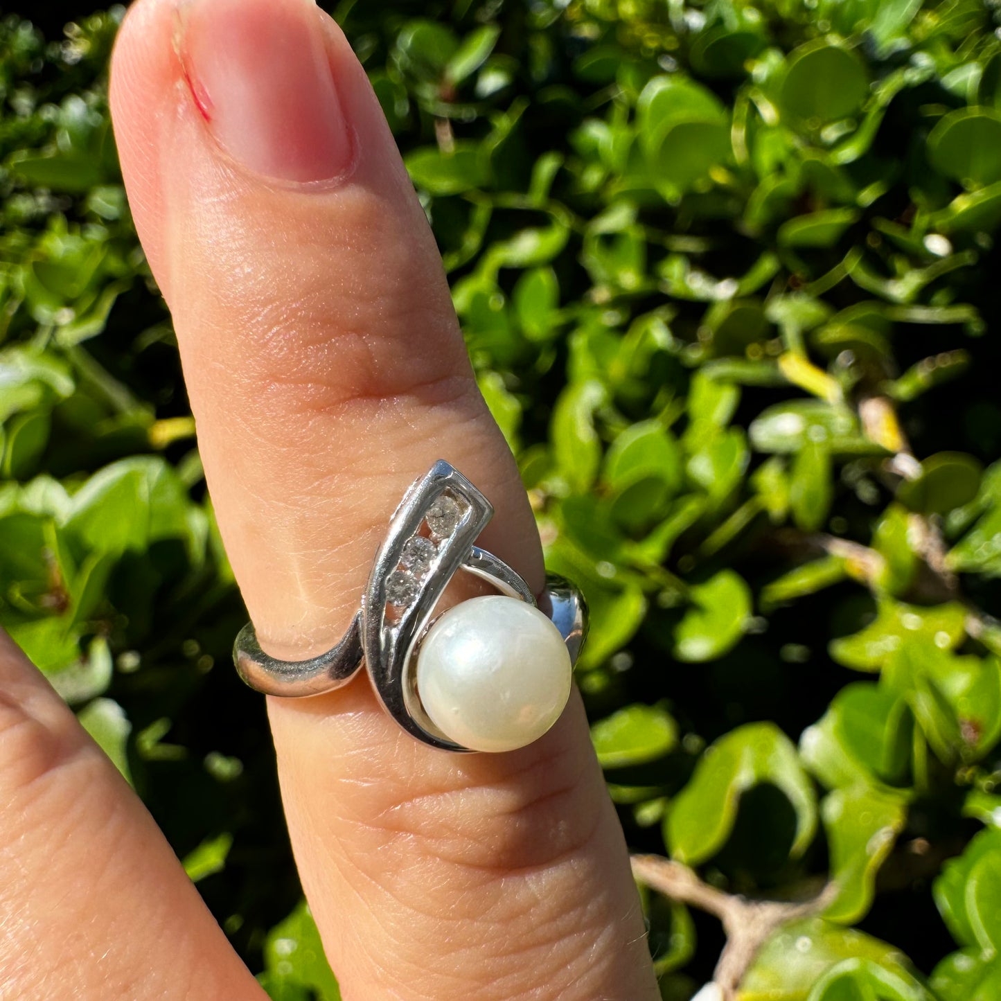 טבעת זהב לבן 10 קראט משובצת פנינים ויהלומים