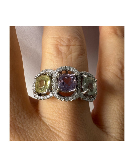 טבעת זהב לבן 18 קראט משובצת שלוש אבני חן בגוונים פסטליים –לילך, אפור בהיר רך וצהבהב.
