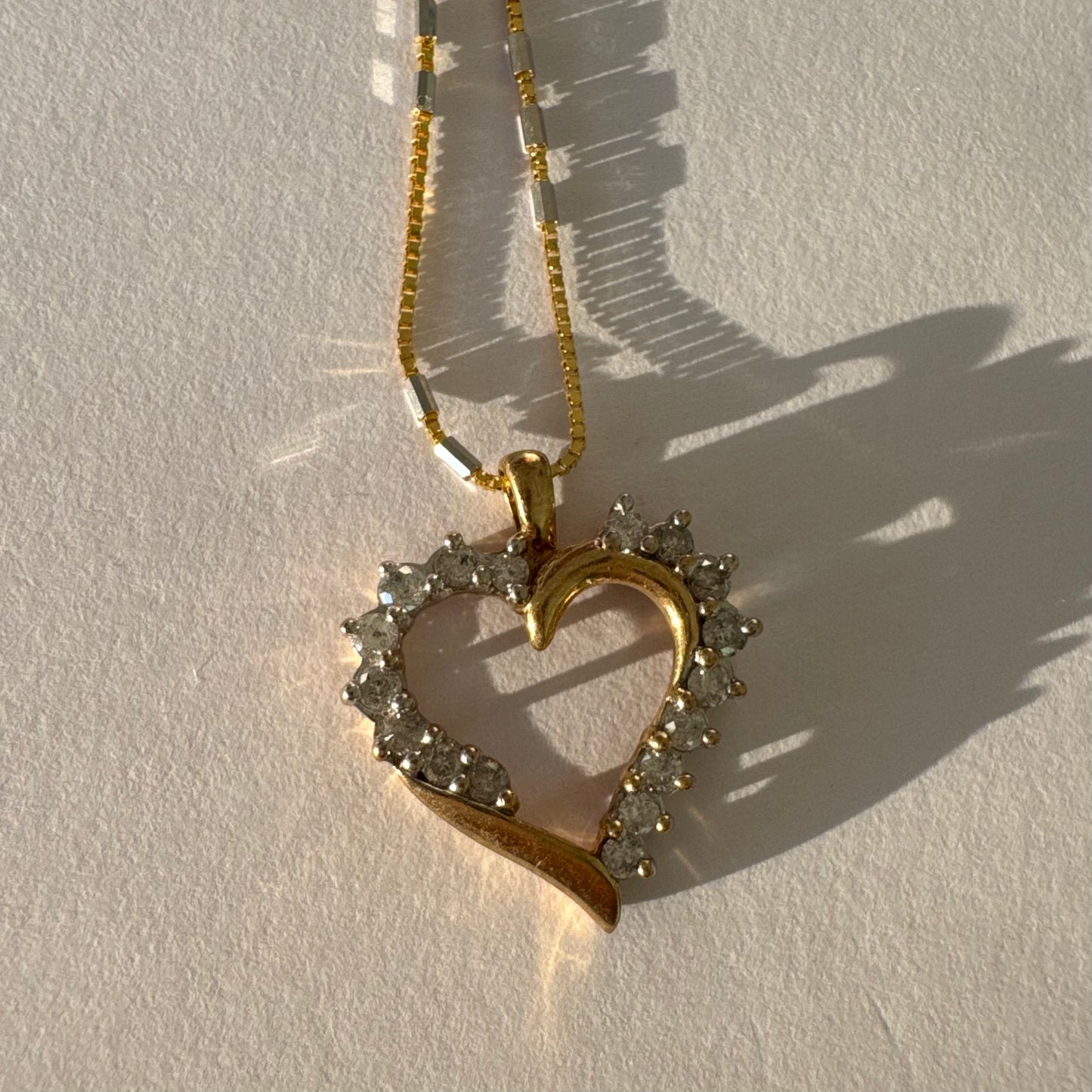 תליון לב זהב צהוב 14 קראט, משובץ יהלומים עדינים בעיצוב וינטג’ רומנטי. 