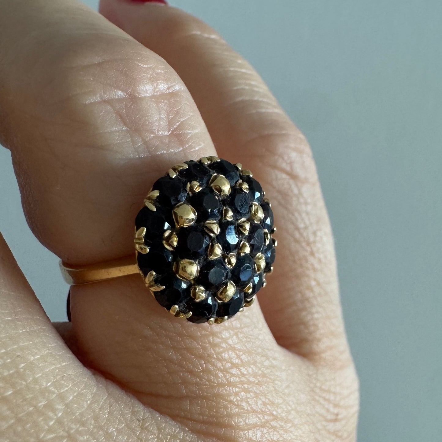 טבעת זהב צהוב 18 קראט משובצת אבני גרנט בצבע אדום-יין