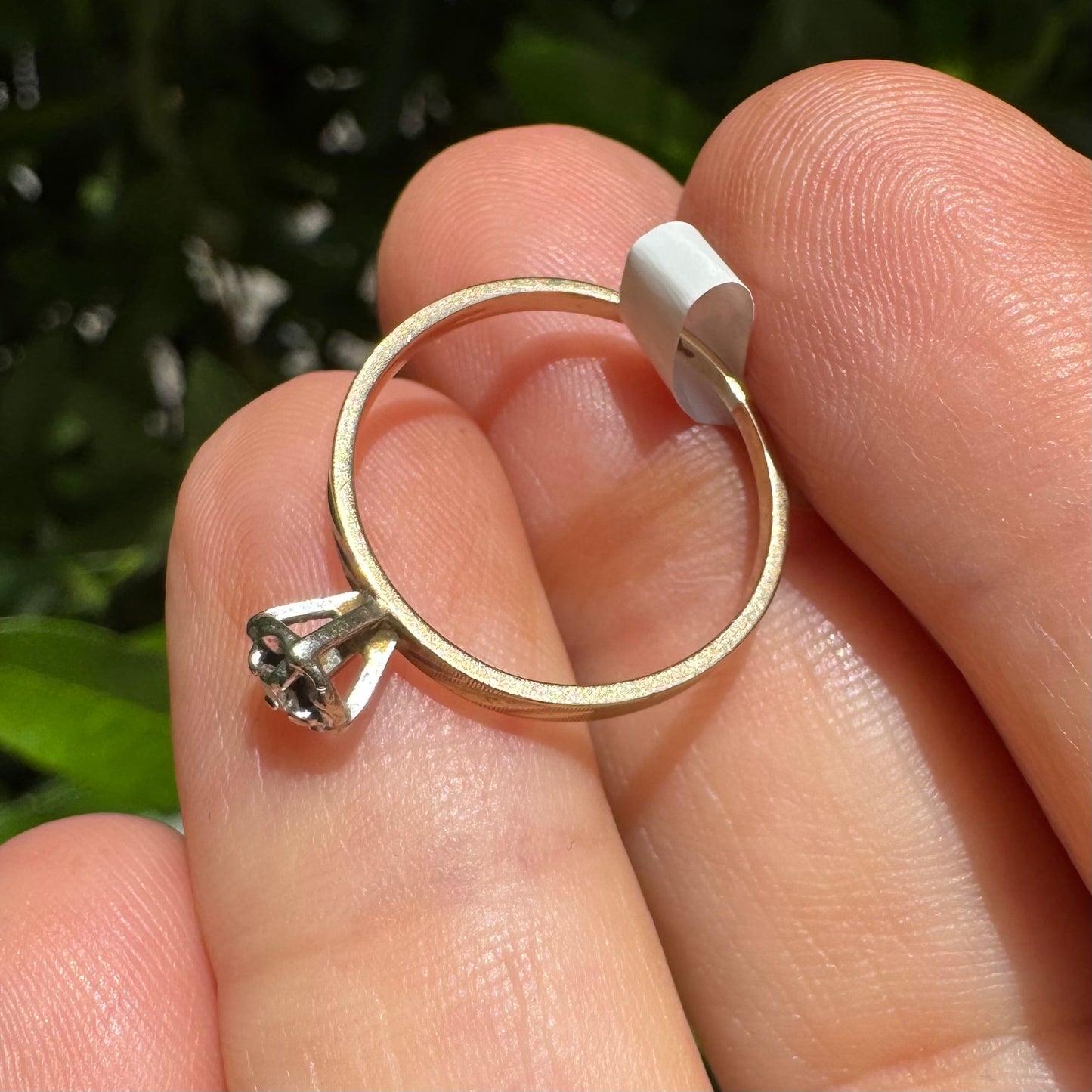 14K gold ring with a delicate floral-style setting, set with a small central Diamond.