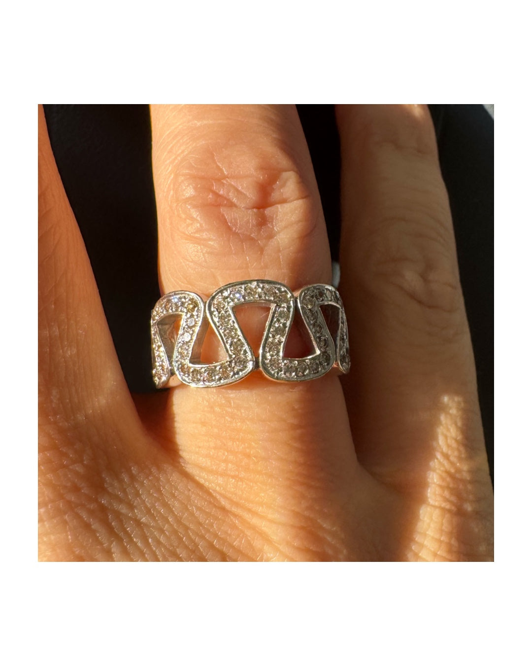 טבעת זהב לבן 18 קראט מעוצבת בחוליות גאומטריות פתוחות, משובצות יהלומים קטנים ומבריקים