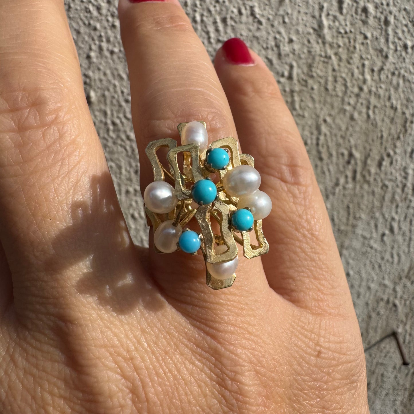 טבעת זהב צהוב 14 קראט משובצת פנינים עגולות ואבני טורקיז ליצירת ניגוד מרשים