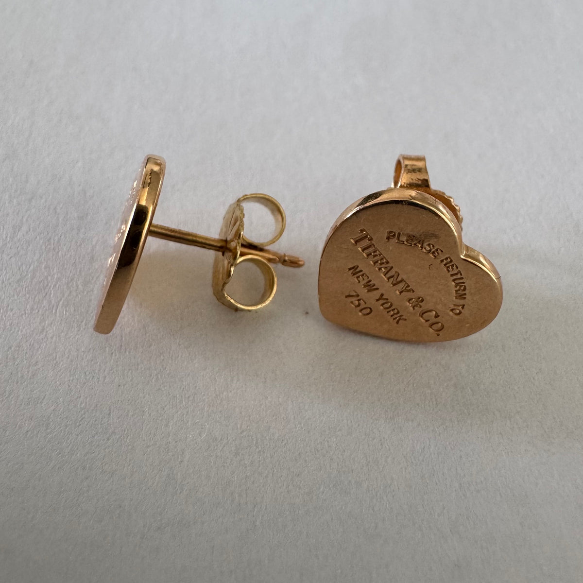 עגילים צמודים של Tiffany &amp; Co. עשויים זהב 18 קראט (750), בעיצוב לב אייקוני עם חריטת “Please Return to Tiffany & Co. New York”. 