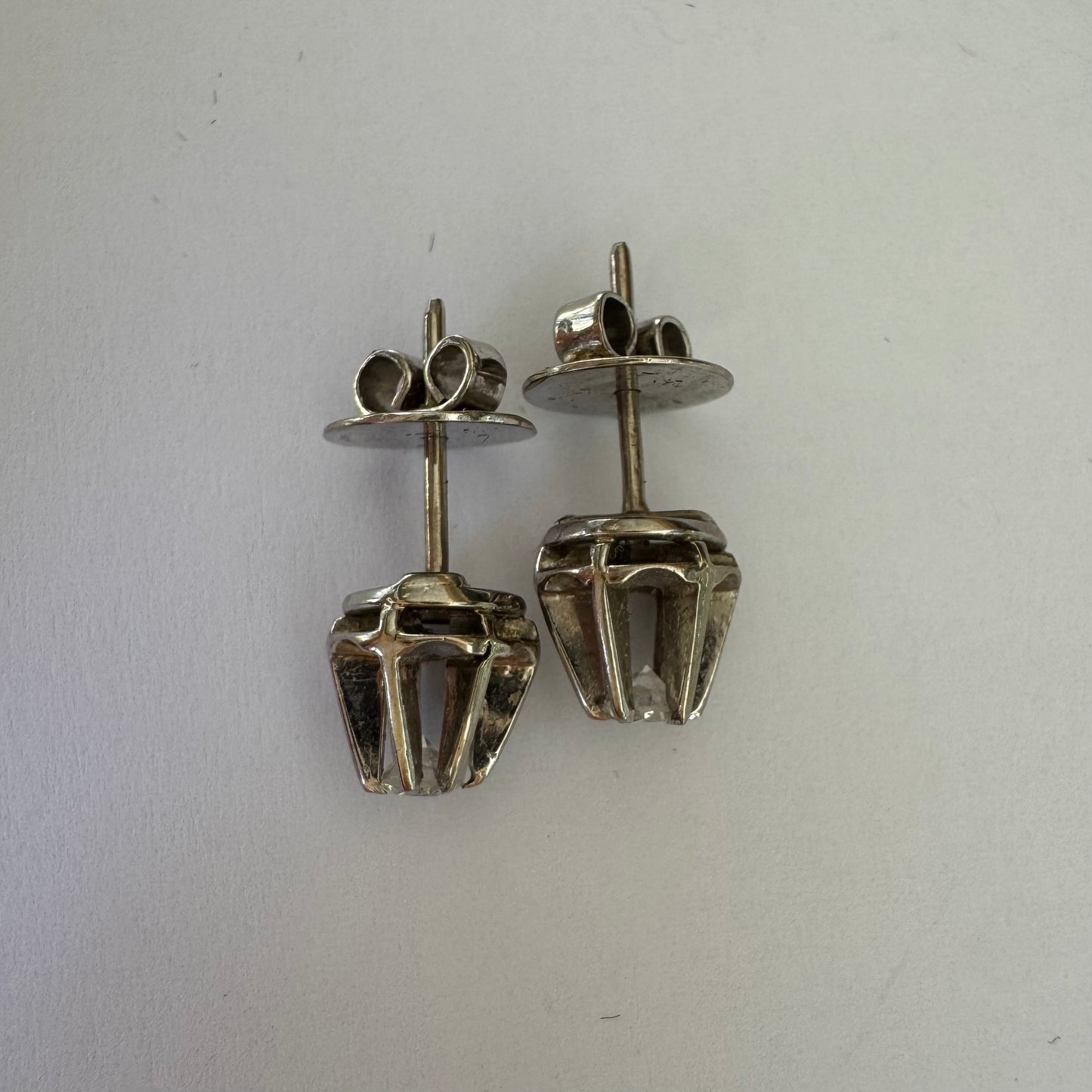 עגילי זהב 14K משובצים ביהלום מרכזי אחד